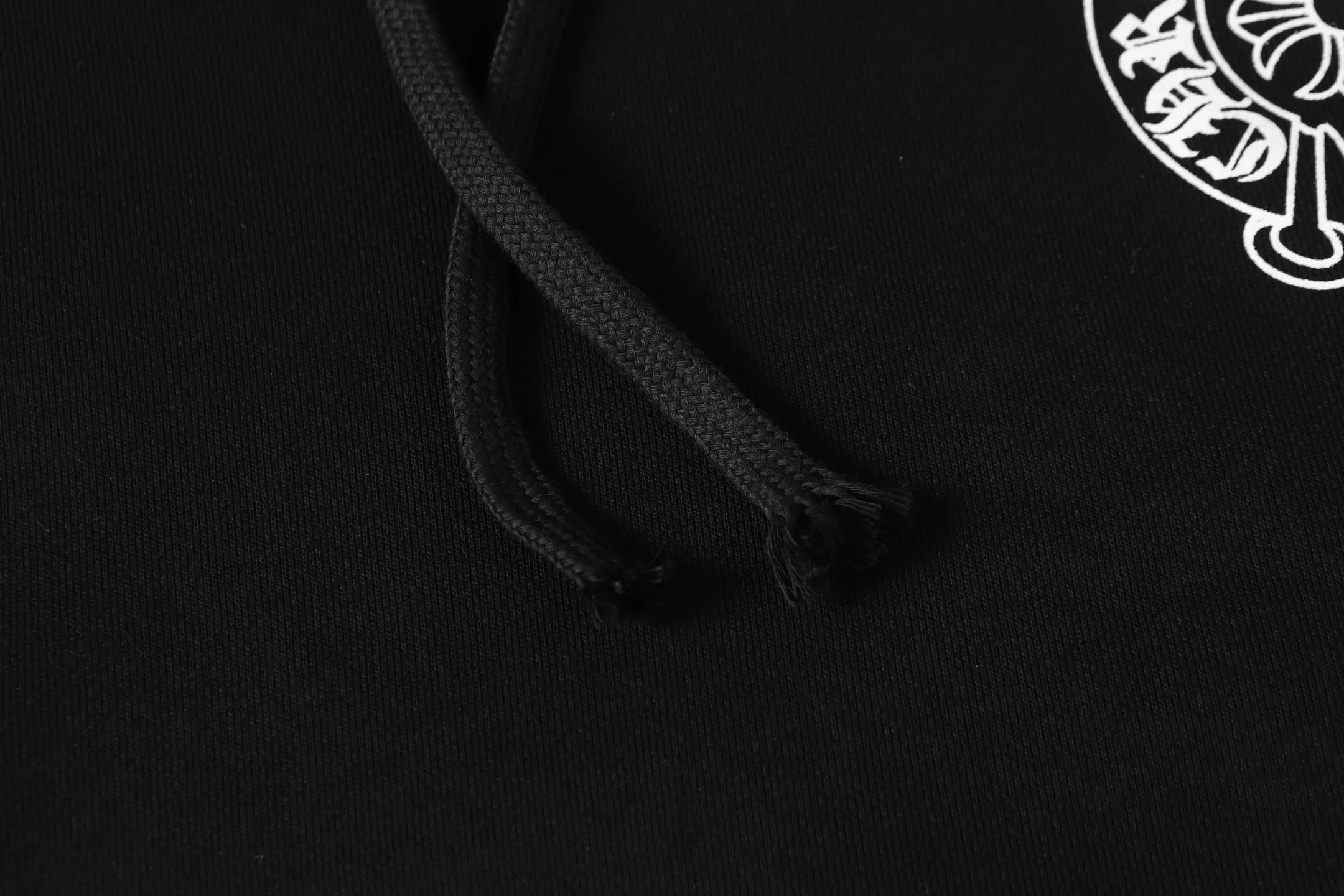 P240 Cross-border running quantity model, please do not place an order if you pursue quality - Chrome Hearts/Chrome Hearts Hong Kong Limited Horseshoe Sanskrit Printed Hooded Sweatshirt - High weight, high density and high quality. The wool is soft, delicate and skin-friendly. Soft and silky to the touch. Excellent warmth and skin-friendly properties. - Custom-woven and custom-dyed, no color difference. No matter the fabric or workmanship details, it beats the ordinary version on the market. - Hardware zipper accessories are all customized, full of details - Color: black - Size: S M L XL